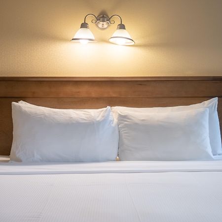 Irwin'S Mountain Inn Банф Экстерьер фото