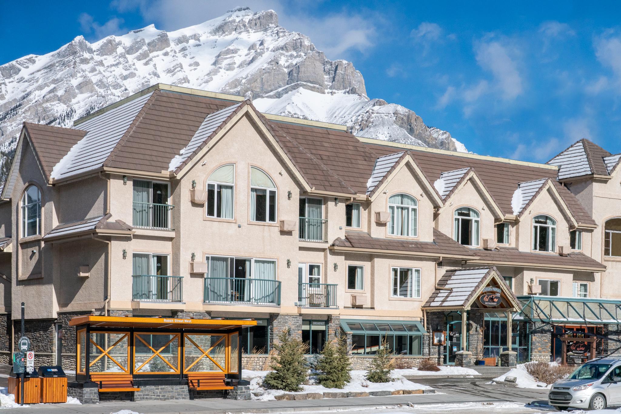 Irwin'S Mountain Inn Банф Экстерьер фото