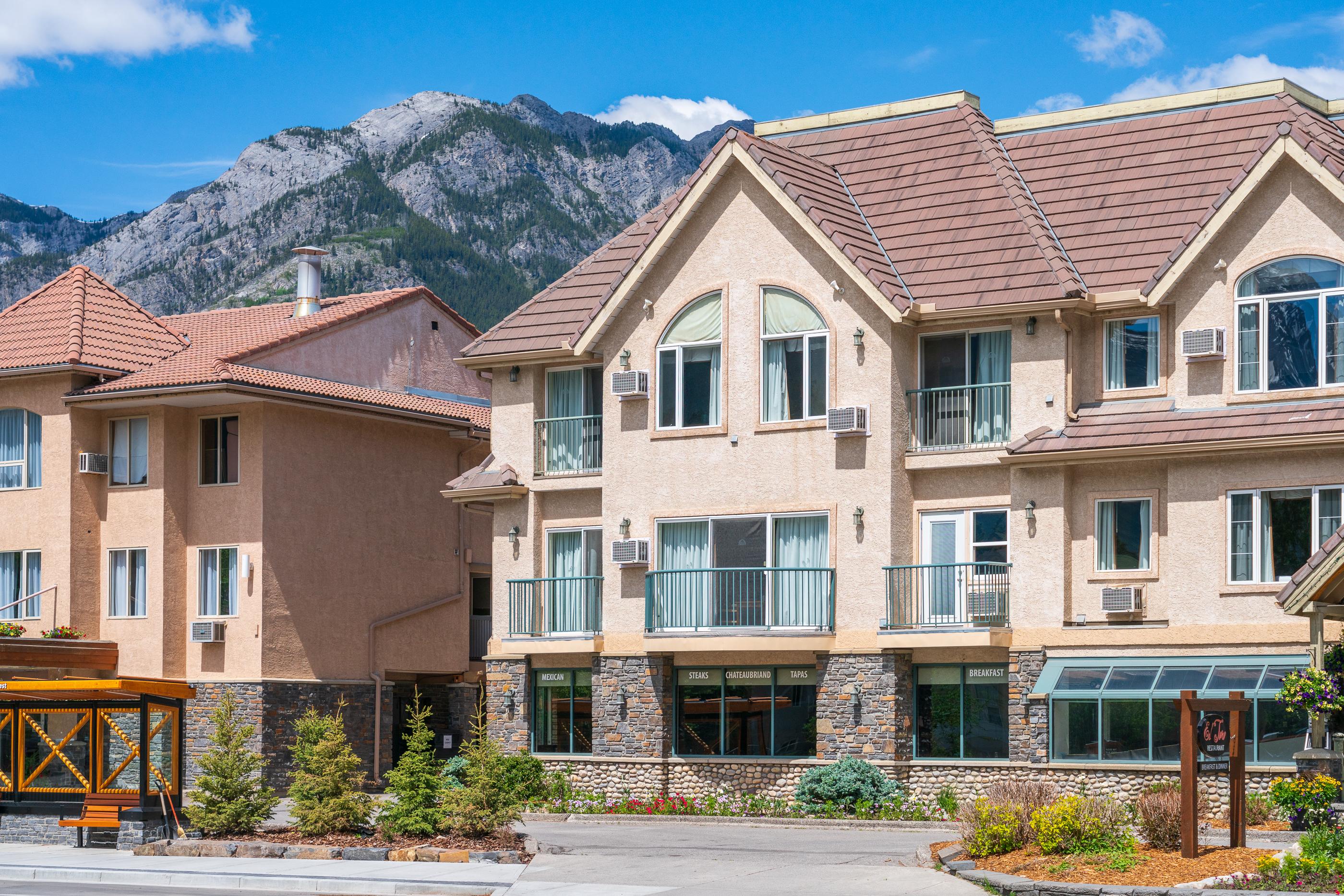 Irwin'S Mountain Inn Банф Экстерьер фото